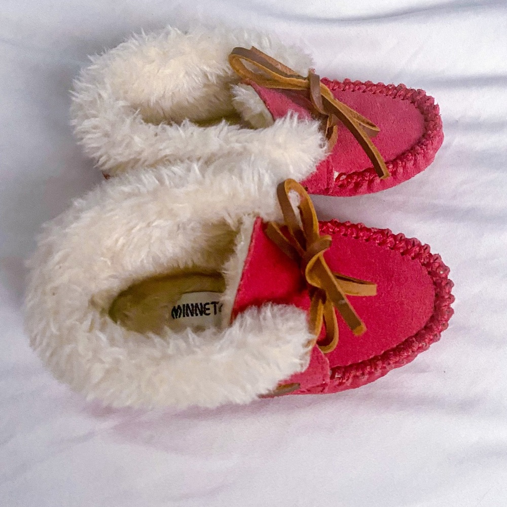LIKE NEW Toddler Minnetonka Slippers